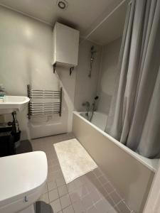 Charming 1BDR Serviced Condo! 4 guests Pool n Free parking衛浴