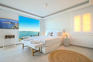 A bed or beds in a room at Achillion Luxury Corfu Villa & Suites Még 37 kép