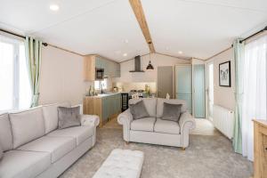 Кухня или мини-кухня в Emma's Sea View 2-bedroom caravan at Durdle Door near Wareham Dorset

