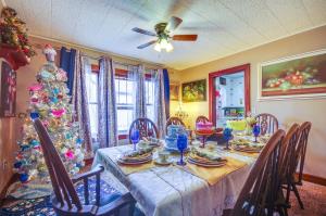 una sala da pranzo con un tavolo e un albero di Natale di Walk to Civic Center! Lovely Lebanon Home a Lebanon