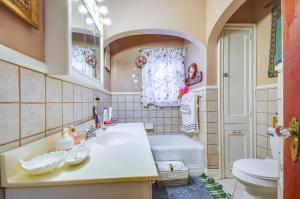 un bagno con lavandino e WC di Walk to Civic Center! Lovely Lebanon Home a Lebanon Altre 26 foto