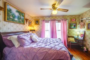 una camera da letto con un letto e un ventilatore a soffitto di Walk to Civic Center! Lovely Lebanon Home a Lebanon