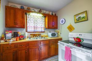 Η κουζίνα ή μικρή κουζίνα στο Walk to Civic Center and Dining Lebanon Studio!