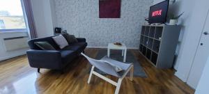 Charming 1BDR Serviced Condo! 4 guests Pool n Free parking電視和／或娛樂中心