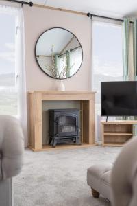 Телевизор и/или развлекательный центр в Emma's Sea View 2-bedroom caravan at Durdle Door near Wareham Dorset