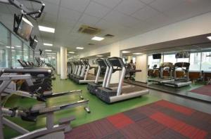 Charming 1BDR Serviced Condo! 4 guests Pool n Free parking健身房和／或健身器材