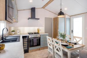 Кухня или мини-кухня в Emma's Sea View 2-bedroom caravan at Durdle Door near Wareham Dorset
