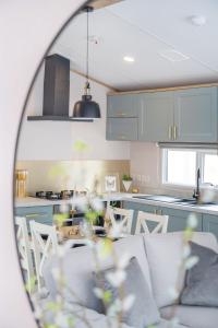 Кухня или мини-кухня в Emma's Sea View 2-bedroom caravan at Durdle Door near Wareham Dorset
