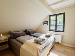 Postel nebo postele na pokoji v ubytování Ferienhaus Inselsommer 10 Feriendorf Klein Stresow Rügen by ruyastay