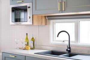 Кухня или мини-кухня в Emma's Sea View 2-bedroom caravan at Durdle Door near Wareham Dorset
