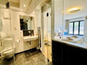 Ferienwohnung Proraloft 6 im Haus Prora Düne 7 في بينز: حمام مع دش ومغسلة ومرحاض +19 صورة