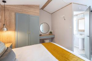 Кровать или кровати в номере Emma's Sea View 2-bedroom caravan at Durdle Door near Wareham Dorset