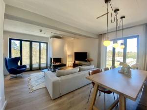 Телевизор и/или развлекательный центр в Ferienwohnung Lotsenloft 16 im Haus Düne 7