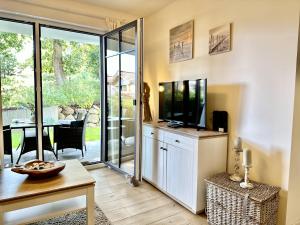 TV a/nebo společenská místnost v ubytování Ferienwohnung Urlaubsanker Villa Sofie Binz