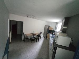Kuchyň nebo kuchyňský kout v ubytování Chambre avec entrée privative