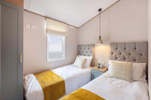 Кровать или кровати в номере Emma's Sea View 2-bedroom caravan at Durdle Door near Wareham Dorset