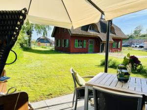 En have udenfor Ferienhaus Strandleben 09 Feriendorf Klein Stresow Rügen by ruyastay