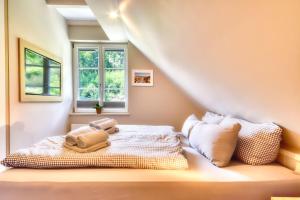 Un dormitorio con una cama con dos toallas encima. en Ferienhaus Inselliebe 02 Feriendorf Klein Stresow Rügen by ruyastay, en Putbus