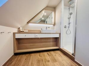 Et badeværelse på Ferienhaus Strandleben 09 Feriendorf Klein Stresow Rügen by ruyastay