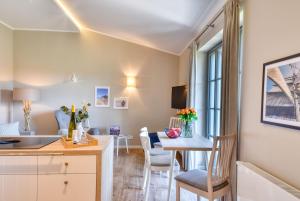 Køkken eller tekøkken på Ferienhaus Vilmblick 34 Feriendorf Klein Stresow Rügen by ruyastay