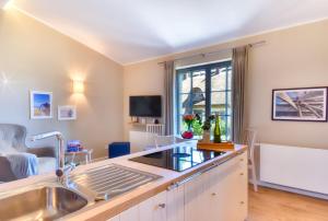 Et tv og/eller underholdning på Ferienhaus Vilmblick 34 Feriendorf Klein Stresow Rügen by ruyastay