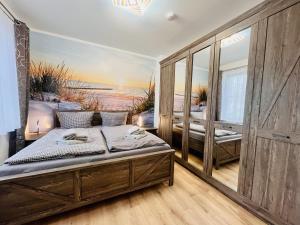 Un dormitorio con una cama con vistas a la playa. en Ferienwohnung Morgensonne Parkvillen Carlota und Candela Baabe, en Baabe