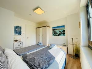 a bedroom with two beds and a window at Ferienwohnung Strandloper Parkvillen Carlota und Candela Baabe in Baabe