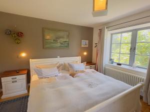 une chambre avec deux lits et une fenêtre dans l'établissement Ferienhaus Kleine Flucht Neuendorf, à Putbus