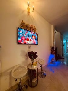 TV a/nebo společenská místnost v ubytování Hiếu Sang 68 Hostel & Villas Seaview Bến tàu Rạch Giá Harbor City