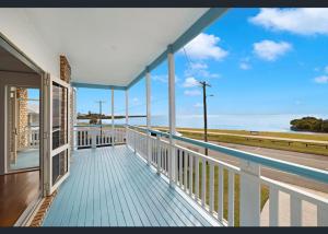 Un balcón o terraza de Thorneside seaside dream home near the blue sea