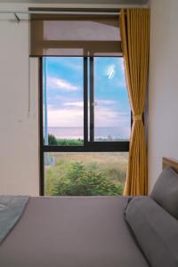 Postel nebo postele na pokoji v ubytování Hiếu Sang 68 Hostel & Villas Seaview Bến tàu Rạch Giá Harbor City