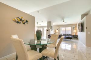 Χώρος καθιστικού στο 3 Mi to Empire Polo Club Home with Private Pool!
