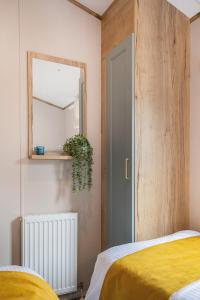 Кровать или кровати в номере Emma's Sea View 2-bedroom caravan at Durdle Door near Wareham Dorset