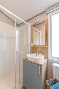 Ванная комната в Emma's Sea View 2-bedroom caravan at Durdle Door near Wareham Dorset