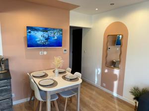 Et tv og/eller underholdning på Charmant appartement vue mer