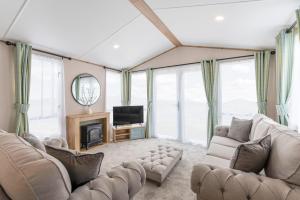 Телевизор и/или развлекательный центр в Emma's Sea View 2-bedroom caravan at Durdle Door near Wareham Dorset