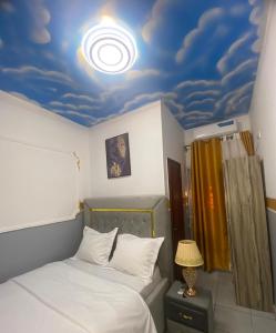 Ένα ή περισσότερα κρεβάτια σε δωμάτιο στο Le grand pré SANTA LUCIA BONAMOUSSADI WIFI ILLIMITÉ FORAGE GROUPE ÉLECTROGÈNE À 50m DE LA ROUTE