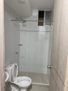 un baño con inodoro y ducha en Apartamento Nuevo con Piscina Bien Ubicado, en Villavicencio