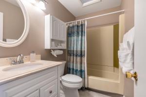 Ένα μπάνιο στο Home near Dulles Airport & Metro +56 φωτογραφίες