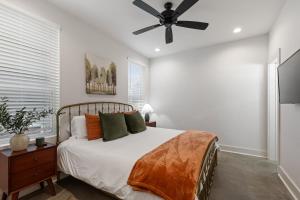 ein Schlafzimmer mit einem Bett und einem Deckenventilator in der Unterkunft Bourbon House King Bed Luxury Amenities Fast WiFi in Lafayette
