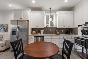 eine Küche mit Holztisch und Kühlschrank in der Unterkunft Bourbon House King Bed Luxury Amenities Fast WiFi in Lafayette + 8 Fotos