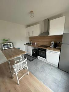 Kuchyň nebo kuchyňský kout v ubytování Maison familiale proche Paris