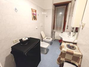 łazienka z toaletą i umywalką w obiekcie In the Heart of Rome w Rzymie +23 zdjęcia