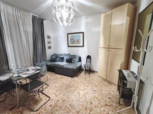 salon z kanapą i stołem w obiekcie In the Heart of Rome w Rzymie