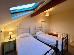 Ένα ή περισσότερα κρεβάτια σε δωμάτιο στο Cosy Cottage in Historic Halifax