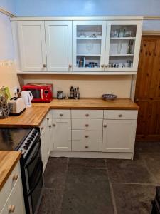 Η κουζίνα ή μικρή κουζίνα στο Cosy Cottage in Historic Halifax