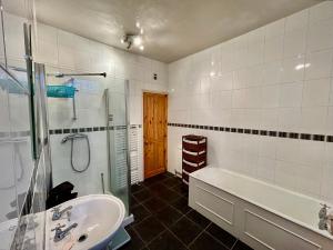 Ένα μπάνιο στο Cosy Cottage in Historic Halifax