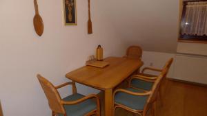 einen Holztisch und Stühle in einem Zimmer in der Unterkunft Apartment Na Rozcestí in Lipno nad Vltavou