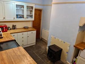 Η κουζίνα ή μικρή κουζίνα στο Cosy Cottage in Historic Halifax +7 φωτογραφίες