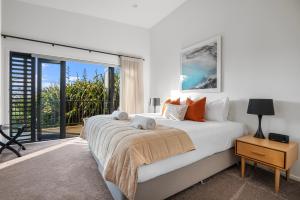 Postel nebo postele na pokoji v ubytování Villas Waiheke